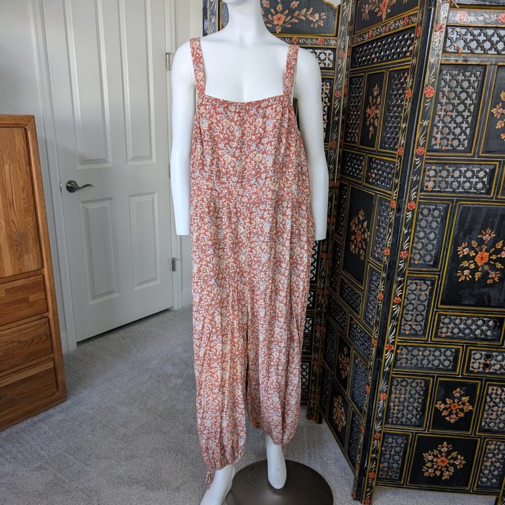 Jumpsuit with tie at ankle